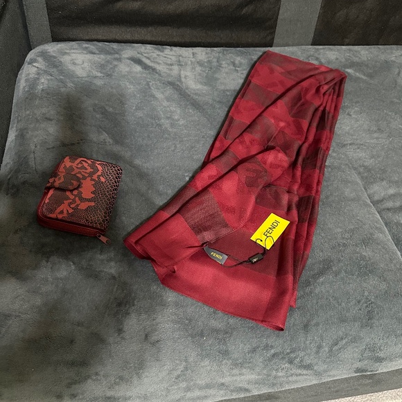 New with tag designer women's Scarf. - Picture 2 of 14